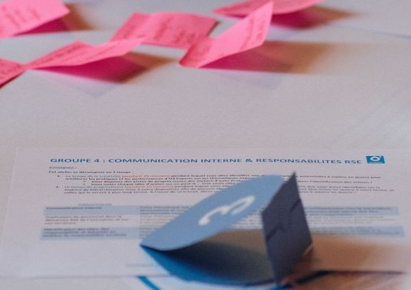 feuilles de papier pendant un atelier RSE de O3 Experts